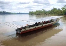 Los achuar se mueven ahora en canoa solar