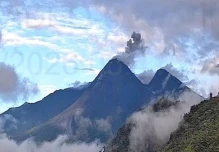 Nueva emisión de ceniza y rocas registra el volcán Reventador 