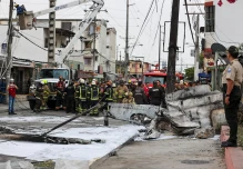 Una avioneta cayó en una transitada calle de Guayaquil y dejó dos muertos