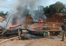 Perú destruye 17 campamentos de minería ilegal en la Amazonía