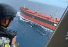 La Armada sacó a buque, de bandera panameña, de la reserva marina de Galápagos