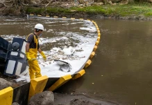 'Galápagos Guardians': tecnología y educación para erradicar plásticos de ríos de Ecuador