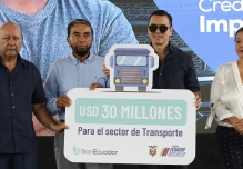 Noboa entregó $ 30 millones en créditos para el sector del transporte 