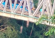 2 cuerpos colgados en un puente horrorizan a Orellana