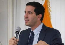 El gobierno estudia contratar barcazas para reducir apagones