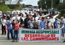 Ciudadanos de El Pangui marchan en defensa de proyectos mineros