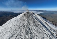La cumbre glaciar del Cotopaxi amaneció cubierta de ceniza