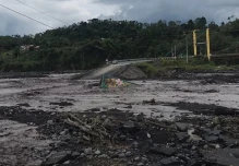 Alto caudal del río Upano interrumpe el paso en la vía Macas-Puyo