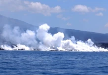 La lava de volcán La Cumbre, en Galápagos, llega al mar
