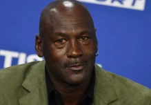 Michael Jordan vende la mayoría de sus acciones en los Hornets de Charlotte