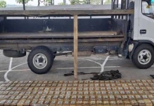 Hallan un camión que transportaba 255 kilos de cocaína en Pastaza