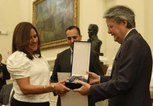 Lasso condecoró de manera póstuma a Tania Tinoco y a Alfredo Pinoargote