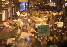 Mujeres marchan por equidad, aborto, justicia y contra las guerras