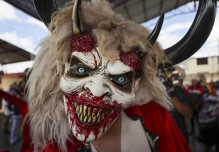 Miles de diablos bailan en Píllaro