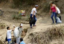 Panamá afirma que sube tránsito de migrantes irregulares de Haití y Ecuador