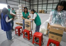 Más del 70 % de los paquetes electorales para el referéndum ya están listos en Ecuador
