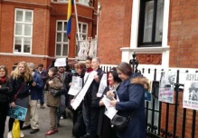 Justicia interroga a Julian Assange en la embajada de Ecuador en Londres