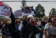 Ecuador se vuelca a buscar agente sospechoso de matar a su esposa en escuela policial 