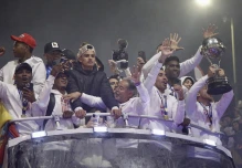 Miles de hinchas recibieron a Liga en las calles de Quito