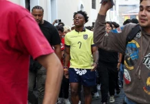 El youtuber Speed revoluciona Quito a bordo de una chiva