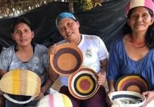 Waoranis tejen artesanías por su independencia y cultura