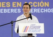 Noboa ofrece enviarle a Correa una copia de su sentencia por corrupción