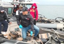 Detienen a dos colombianos en Ecuador con cerca de 1.700 paquetes de droga en "narcobarca"
