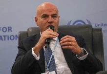YPF firmó con ENI acuerdo para avanzar en millonario proyecto de GNL