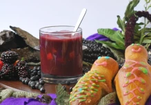 Exquisita y nostálgica, la colada morada ecuatoriana conquista España