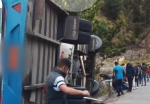 Un fallecido y siete heridos dejó volcamiento de un bus en Chimborazo