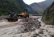La maquinaria del MTOP habilitó uno de los dos carriles en vía Loja-Zamora 