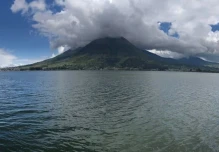 Medio millar de personas se unen para limpiar el lago San Pablo