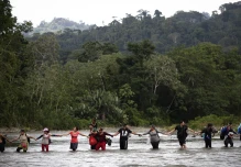 Las mujeres son ya la mitad de los migrantes del mundo, según un informe de ONG jesuitas