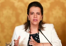 Admiten a trámite una petición de juicio político contra una ministra en Ecuador