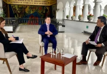 Noboa denuncia "irregularidades" en conteo y "amenazas" para votar por González