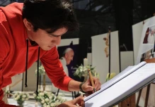 Fieles católicos despiden al papa Francisco en Ecuador