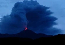 Descienden bloques incandescentes desde el Reventador