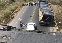 Tres heridos y tres vehículos atrapados en derrumbe de puente vial en Manabí