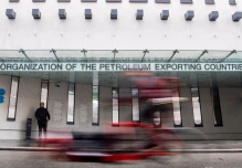 La OPEP+ opta por "recortes voluntarios" de la oferta de crudo en 2024