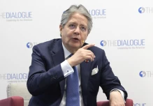 El gobierno redujo IVA en feriados e impuestos a cervezas, plásticos y armas