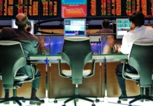 Fitch destaca a Ecuador por su estrategia de financiamiento y mejora su calificación crediticia