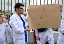 Crisis en el sistema de salud en Ecuador: despidos y falta de insumos desatan protestas en Quito