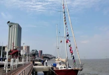 El velero que emula la Vuelta al Mundo de Magallanes-Elcano llegó a Guayaquil