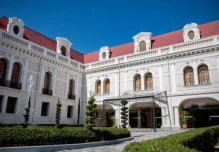 Empiezan los recortes en la diplomacia ecuatoriana