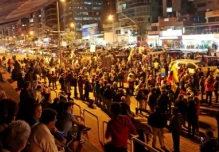 Centenares siguen marchando contra nuevos impuestos