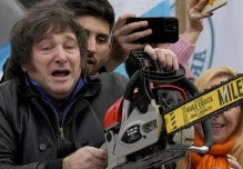 El riesgo país de Argentina es menor al de Ecuador gracias a la “motosierra” de Milei 