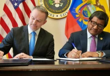 Ecuador y Estados Unidos firman acuerdo comercial que elimina sobretasas a parte de exportaciones no petroleras