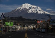 Ministerio alerta sobre alto riesgo de avalancha en volcán ecuatoriano Chimborazo