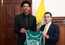 RJ Luis Jr., el primer ecuatoriano en la NBA, fue homenajeado por Noboa
