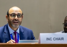 Luis Vayas, presidente de las negociaciones del tratado sobre plásticos de la ONU, renunció